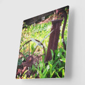 Blumengarten Rusty Wheel und Pump Personalisiert Quadratische Wanduhr (Winkel)