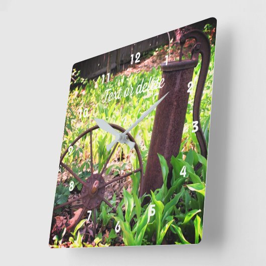 Blumengarten Rusty Wheel und Pump Personalisiert Quadratische Wanduhr (Winkel)