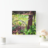 Blumengarten Rusty Wheel und Pump Personalisiert Quadratische Wanduhr (Zuhause)