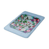 Blumengarten und Hummingbirds Blue Badematte (Schrägansicht)