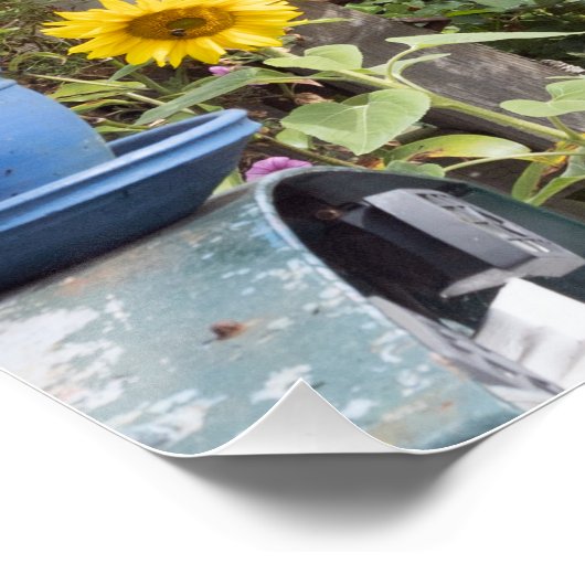 Blumengarten und schmales Boot Poster (Ecke)