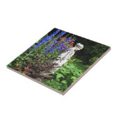 Blumengarten und Statue des Blauen Delphinums Fliese (Seite)
