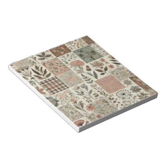 Blumengestepptes Blumenmuster mit grünem Rosa Notizblock (angewinkelt)