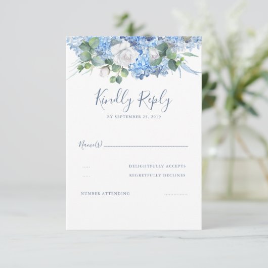 Blumengrün Dusty Blue Wedding RSVP (Stehend Vorderseite)