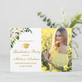 Blumengrün-Foto Gold Graduation Party Einladung (Stehend Vorderseite)