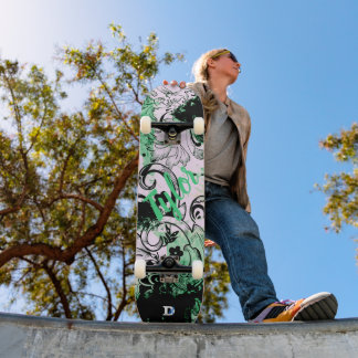 Blumengrunge in schwarzer und Aquamariner D-Marken Skateboard