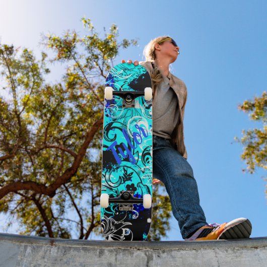 Blumengrunge mit der Markenbezeichnung Black and B Skateboard (Außenbereich 1)