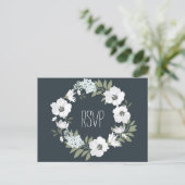 Blumenhochzeit RSVP Postkarte mit weißem Krug (Stehend Vorderseite)