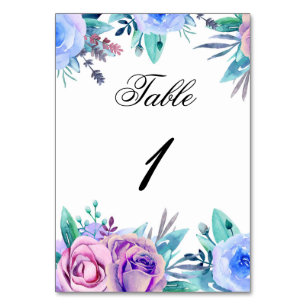 Blumenhochzeit-Tischnummer. Blauviolette Blumen Tischnummer