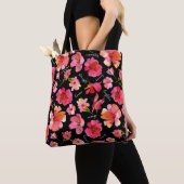 Blumeninspirierende Tasche - Rosa Blume auf Schwar (Von Nahem)