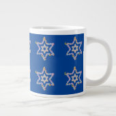 Blumenjüdische Sterne auf dunklem blauen Feld Jumbo-Tasse (Rechts)