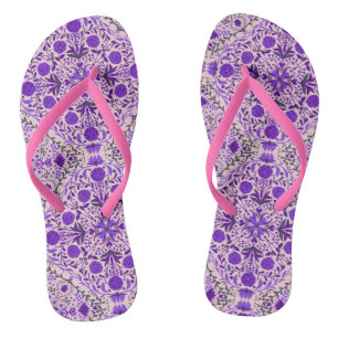 Blumenkacheln in violett- und wattenrosa badesandalen