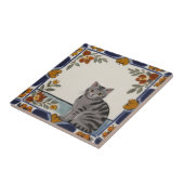 Blumenkatzen - Graue Tabby-Katze und orangefarbene Fliese (Seite)