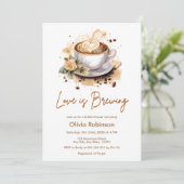 Blumenkohl Liebe ist Brown Coffee Brautparty Einladung (Stehend Vorderseite)