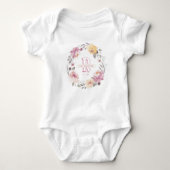 Blumenkranz-Mädchen personalisierte Monogramm Baby Strampler (Vorderseite)