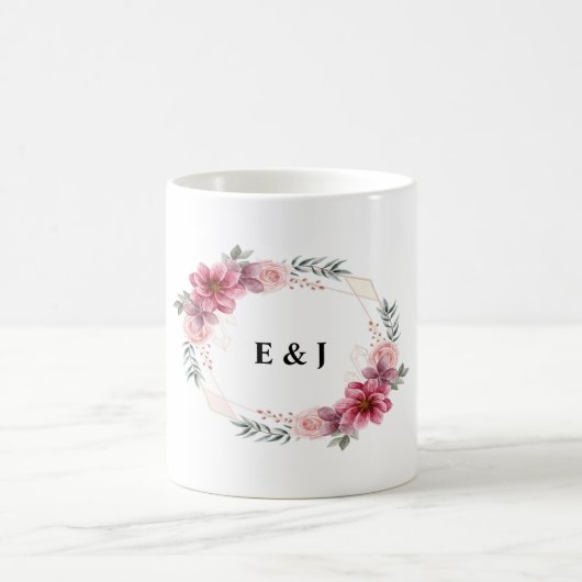 Blumenkranz mit Bride & Groom Initialen innen Kaffeetasse (Mittel)