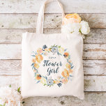 Blumenkraut, Mit Monogramm Blumengürtel Tragetasche<br><div class="desc">Maßgeschneiderte Brautparty Taschen personalisiert mit dem Namen Ihrer Blume Mädchen oder anderen benutzerdefinierten Text. Dieses elegante feminine Design hat einen Blumenkranz in Aquarelltönen mit staubigen Blüten in blau-grau und pachelgelb. Verwenden Sie die Designtools, um jedes Monogramm individuell zu gestalten, eine beliebige Hintergrundfarbe zu wählen, Schriftart und Farben zu bearbeiten und...</div>