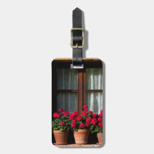 Blumenkübel am Fenster im Dorf Gepäckanhänger