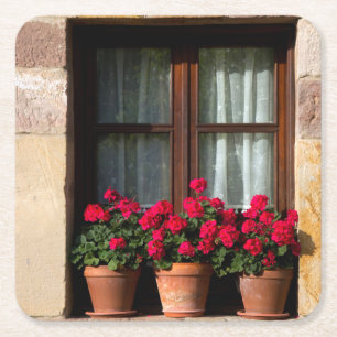 Blumenkübel am Fenster im Dorf Rechteckiger Pappuntersetzer
