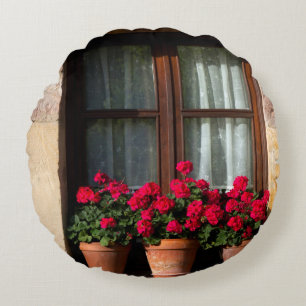 Blumenkübel am Fenster im Dorf Rundes Kissen