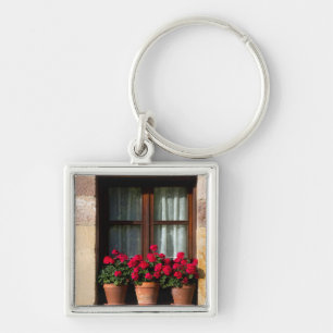 Blumenkübel am Fenster im Dorf Schlüsselanhänger