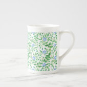 Blumenländliches blaues Periwinkelmuster Porzellantasse (Rechts)