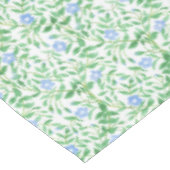 Blumenländliches blaues Periwinkelmuster Tischdecke (Schrägansicht)