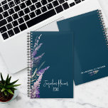 Blumenlavender Blue Botanical Years Planer<br><div class="desc">Jahresplaner. Verwalten Sie Ihre Zeit mithilfe dieses hübschen blauen Jahresplaners mit Lavendelblüten auf der links Seite. Personalisieren Sie es mit Ihrem Namen und dem Jahr. Die Rückseite verfügt über ein Zeitmanagement-Angebot, das Sie bearbeiten, löschen oder behalten können, wie es ist. Diese Planer machen ein großartiges Weihnachtsgeschenk für jeden, der viel...</div>