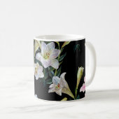 Blumenlilien: Schwarzes Hintergrundbild Kaffeetasse (VorderseiteRechts)