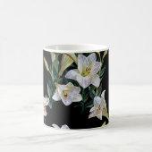 Blumenlilien: Schwarzes Hintergrundbild Kaffeetasse (Mittel)