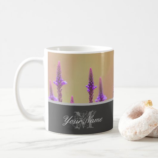 Blumenmonogramm mit blumengeschmückten Gefühlen! Kaffeetasse (Mit Donut)