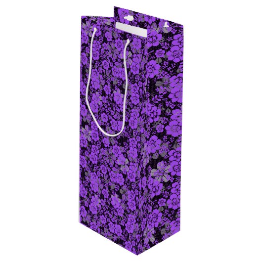 Blumenmuster 15.Lila.b Schwarze BG Geschenktüte Für Weinflaschen (Vorderseite Schrägansicht)