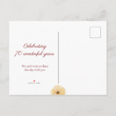 Blumenmuster 70. Geburtstag - Elegantes Gelbblüten Ankündigungspostkarte (Rückseite)