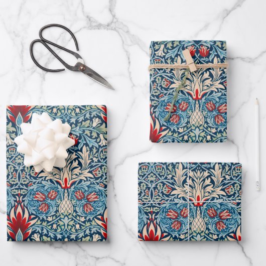 Blumenmuster auf grünen Blättern, blauer Hintergru Geschenkpapier Set (Vorderseite)
