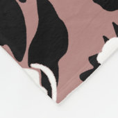 Blumenmuster auf Leopardenhintergrund. Fleecedecke (Ecke)