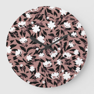 Blumenmuster auf Leopardenhintergrund. Große Wanduhr