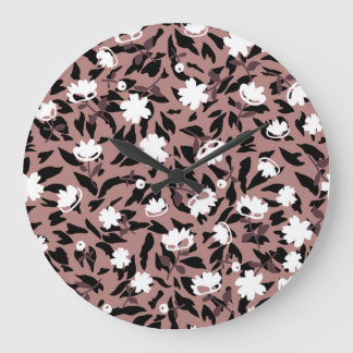 Blumenmuster auf Leopardenhintergrund. Große Wanduhr