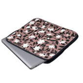 Blumenmuster auf Leopardenhintergrund. Laptopschutzhülle (Vorne Knopf)