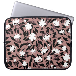 Blumenmuster auf Leopardenhintergrund. Laptopschutzhülle