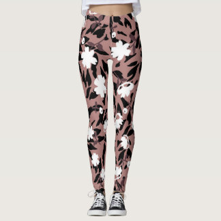 Blumenmuster auf Leopardenhintergrund. Leggings