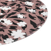 Blumenmuster auf Leopardenhintergrund. Schneidebrett (Ecke)