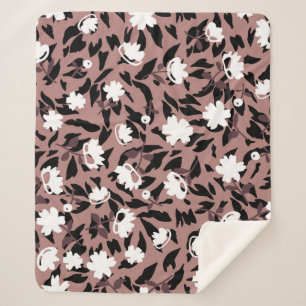Blumenmuster auf Leopardenhintergrund. Sherpadecke