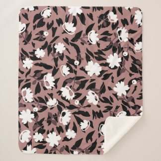 Blumenmuster auf Leopardenhintergrund. Sherpadecke