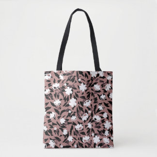 Blumenmuster auf Leopardenhintergrund. Tasche