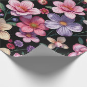 Blumenmuster auf schwarzem Papier Geschenkpapier (Ecke)