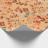 Blumenmuster aus rotem, blauer Pflanze auf braunem Geschenkpapier (Ecke)