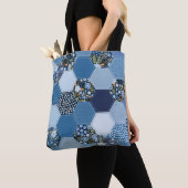 Blumenmuster, Denim Patchwork: blaues Muster. Tasche (Von Nahem)