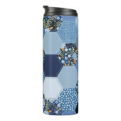 Blumenmuster, Denim Patchwork: blaues Muster. Thermosbecher (Nach rechts gedreht)