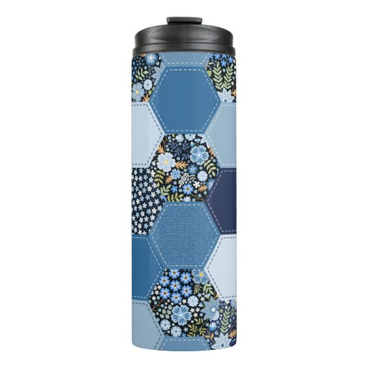 Blumenmuster, Denim Patchwork: blaues Muster. Thermosbecher (Vorderseite)