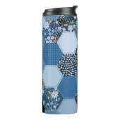Blumenmuster, Denim Patchwork: blaues Muster. Thermosbecher (Nach links gedreht)